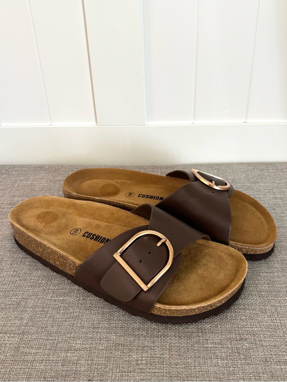Cushionaire Leeds Brown Leather Big Buckle Slide Sandals Women’s 10